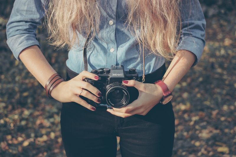 photographe-LA TURBIE-min_hand-person-girl-woman-camera-photography-614-pxhere.com